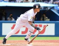 　１回、中村は左前に２点適時打を放つ