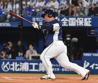 ３回、渡部は左翼線に適時二塁打を放つ（撮影・佐々木彰尚）