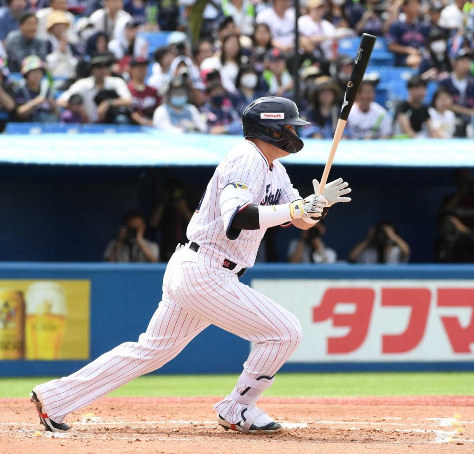 　１回、村上は中前に先制適時打を放つ（撮影・佐藤厚）