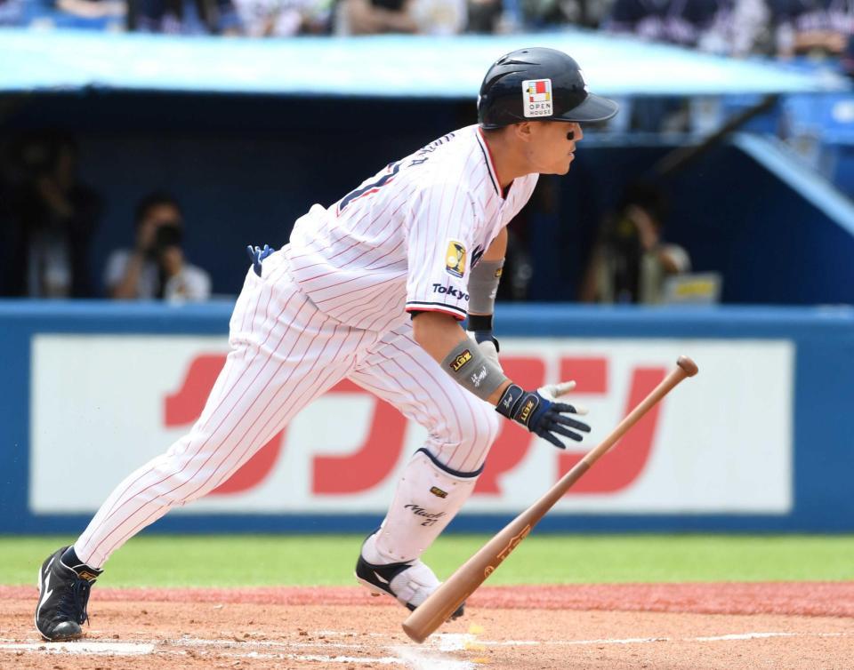 　１回、中村は左前に２点適時打を放つ