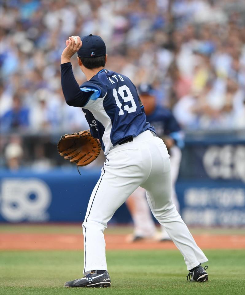 　８回、佐藤隼の悪送球でＤｅＮＡに１点が入る（撮影・堀内翔）