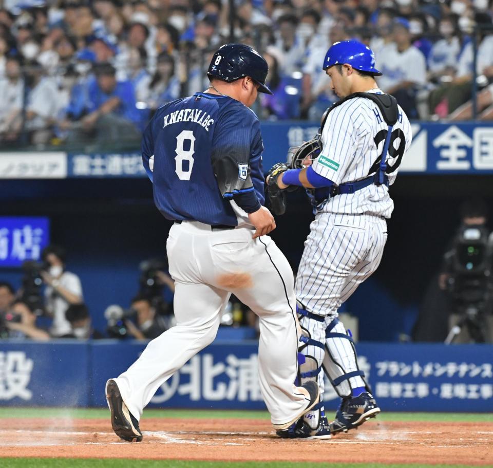 　３回、打者・古賀の時に三塁走者・渡部は本盗に成功（撮影・佐々木彰尚）