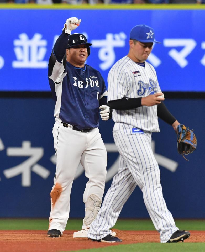 　３回、左翼線に適時二塁打を放ちガッツポーズをする渡部（撮影・佐々木彰尚）