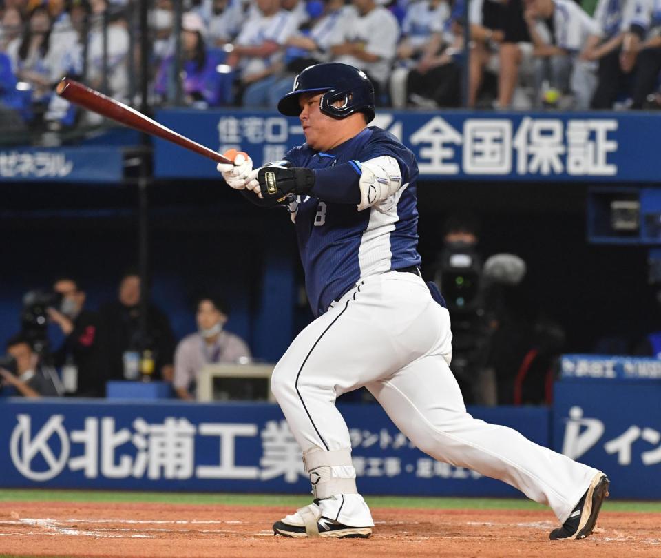 ３回、渡部は左翼線に適時二塁打を放つ（撮影・佐々木彰尚）