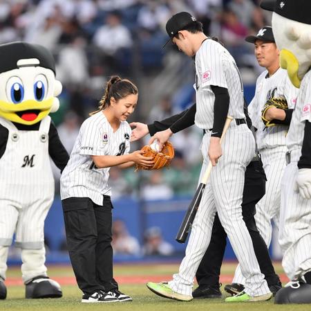 　始球式を務めたノルディックスキー・ジャンプ女子の高梨沙羅（左）は、打席に立った佐々木朗（右）からボールを受け取る。右後方は角中（撮影・開出牧）
