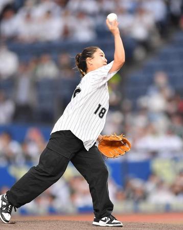 　始球式を務めるノルディックスキー・ジャンプ女子の高梨沙羅（撮影・開出牧）