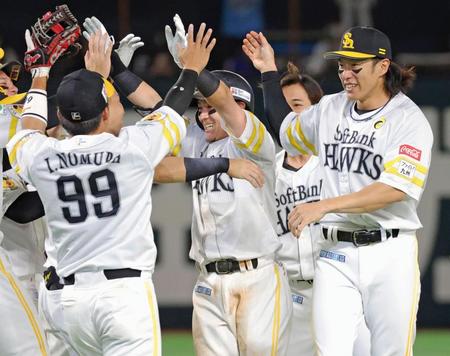 　９回、サヨナラ打を放ち、柳田（右端）らナインに祝福される牧原大（中央）