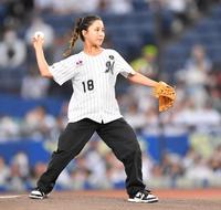 　始球式を務めるノルディックスキー・ジャンプ女子の高梨沙羅（撮影・開出牧）