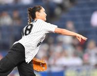 　始球式を務めるノルディックスキー・ジャンプ女子の高梨沙羅（撮影・開出牧）