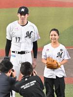 　始球式を務め、打席に立った佐々木朗（左）と写真に納まる高梨沙羅