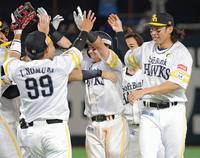 　９回、サヨナラ打を放ち、柳田（右端）らナインに祝福される牧原大（中央）