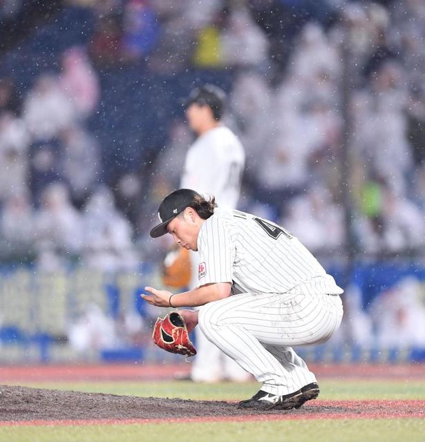 【写真】サンタナに被弾の岩下　思わずしゃがみ込み左手を見て何を思う