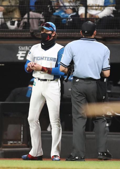 【写真】首脳陣、選手らノーマスクでも新庄監督は決して外しません