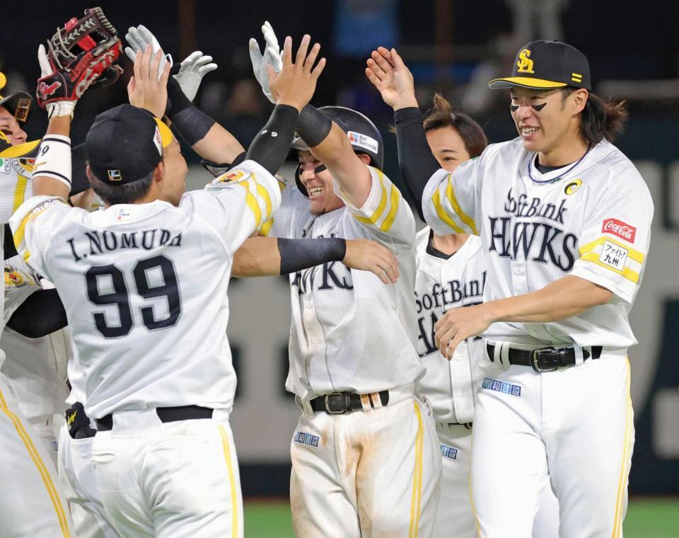 　９回、サヨナラ打を放ち、柳田（右端）らナインに祝福される牧原大（中央）