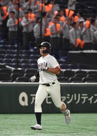 　８回、大商大・渡部は右越えに２ランを放つ（撮影・佐藤厚）