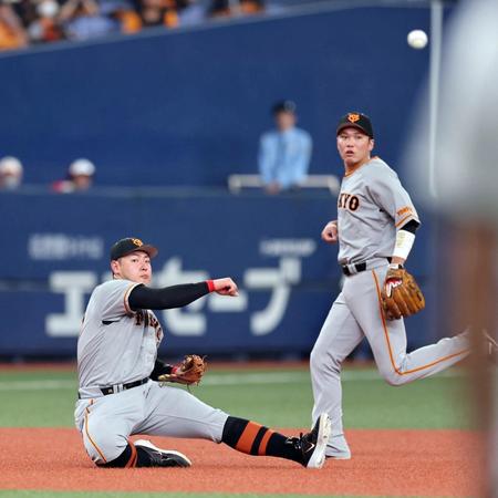 　４回、岡本和は野口の打球を好捕し一塁でアウトにする（撮影・山口登）