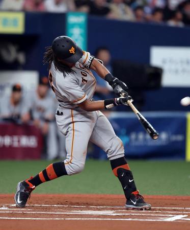 　６回、中越えにソロを放つウォーカー（撮影・山口登）