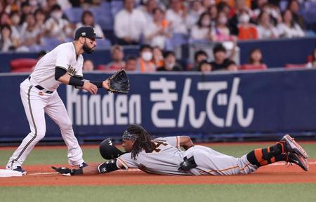 　２回、右中間に三塁打を放ちヘッドスライディングするウォーカー（撮影・山口登）