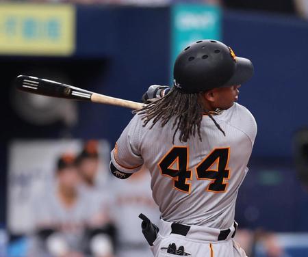 　４回、左前に適時打を放つウォーカー（撮影・山口登）