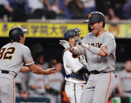 　８回、３ランを放ち生還する大城卓（右）＝撮影・山口登