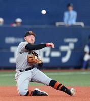 　４回、岡本和は野口の打球を好捕し一塁アウトにする（撮影・山口登）