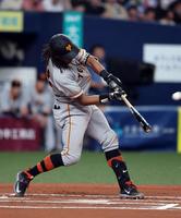 　６回、中越えにソロを放つウォーカー（撮影・山口登）