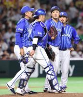 ６回、降板する石田（右から２人目）。左端は三浦監督