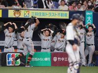 　６回、ソロを放ったウォーカーを迎える坂本（中央）ら巨人ナイン（撮影・山口登）