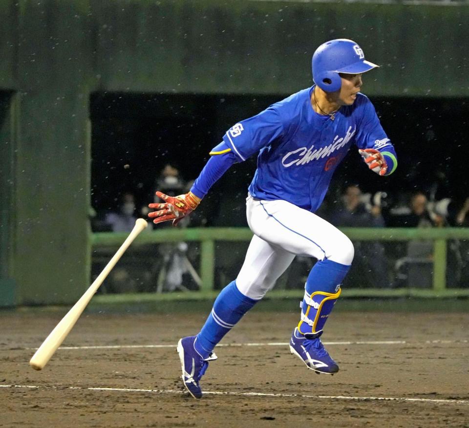 　５回、岡林が右前に先制打を放つ