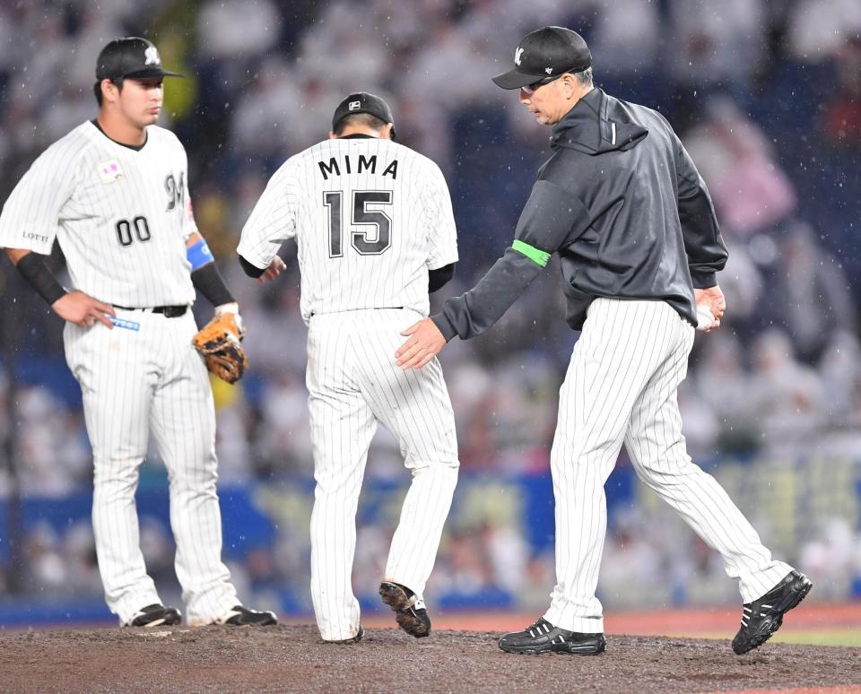 　７回、内山に逆転の右越え適時打を打たれ降板した美馬（中央）。右は吉井監督（撮影・開出牧）