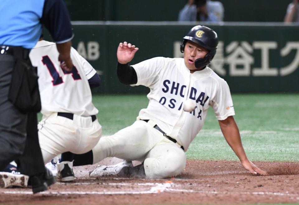 　５回、奥田（左）の暴投で大商大の三走・渡部が生還（撮影・佐藤厚）