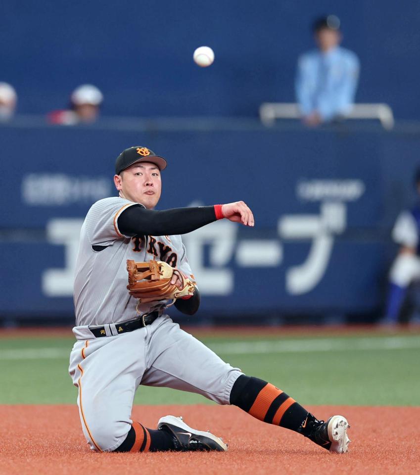 　４回、岡本和は野口の打球を好捕し一塁アウトにする（撮影・山口登）