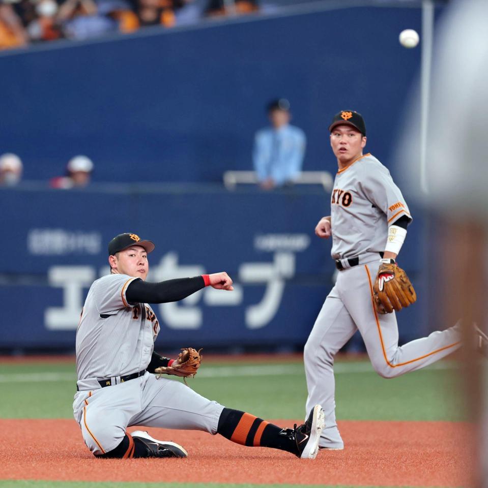 　４回、岡本和は野口の打球を好捕し一塁でアウトにする（撮影・山口登）