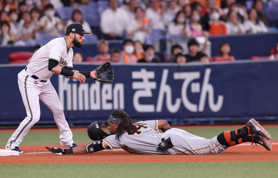 　２回、右中間に三塁打を放ちヘッドスライディングするウォーカー（撮影・山口登）