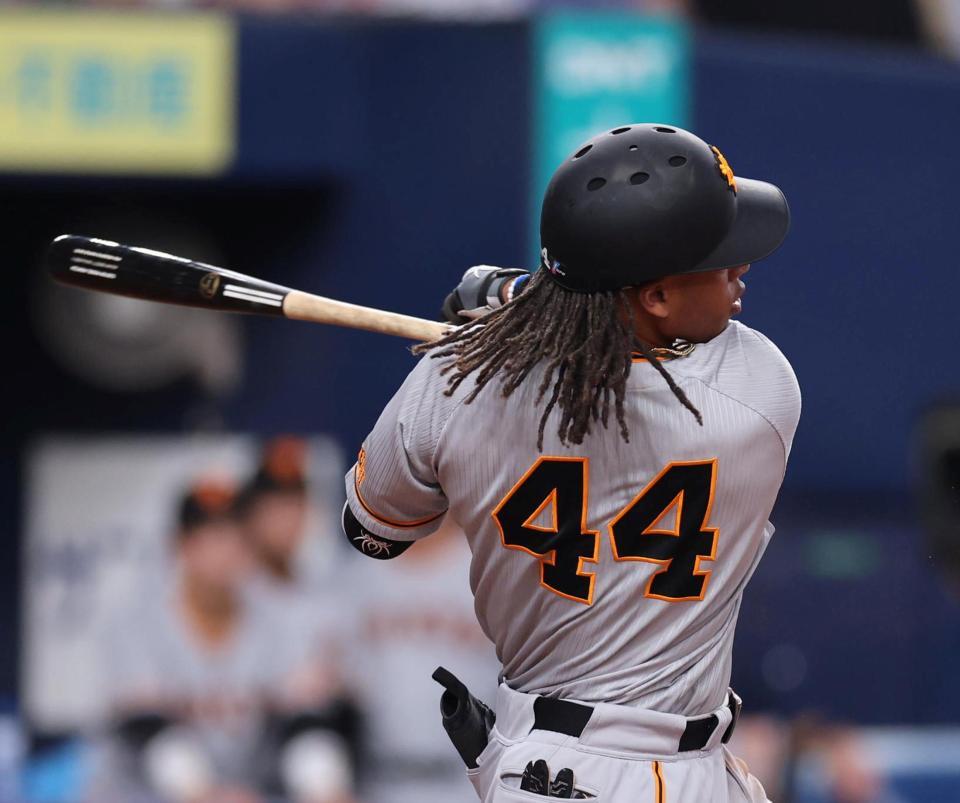 　４回、左前に適時打を放つウォーカー（撮影・山口登）