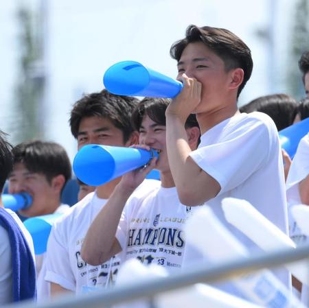 　ＯＢの阪神・大山とロッテ・大下から送られたリーグ優勝Ｔシャツを着て応援する白鷗大の野球部員（撮影・伊藤笙子）