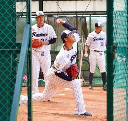 　捕手を立たせてブルペン投球する山下（左は杉山、右は原）＝撮影・高石航平