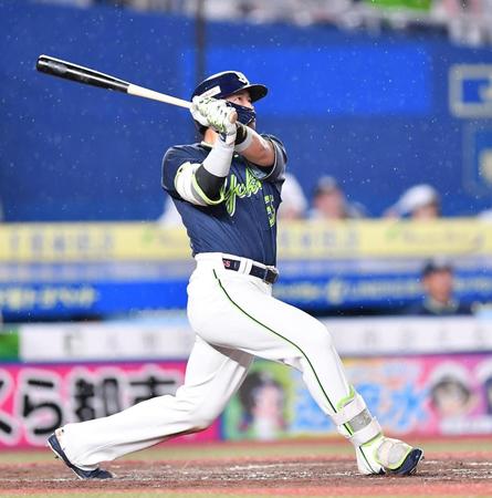 　９回、右越え２ランを放つ村上（撮影・開出牧）