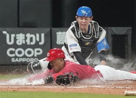 　５回広島２死満塁、野間が２点打を放ち、捕手清水の失策で生還する一走矢野＝エスコンフィールド