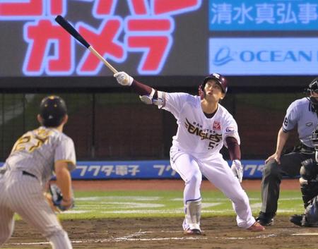 　３回、右犠飛を放つ小郷（撮影・立川洋一郎）