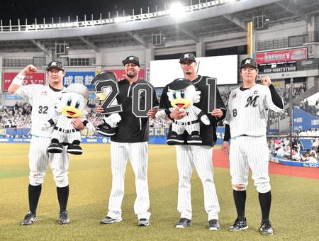 　ヤクルトに連勝しガッツポーズを決める（左から）佐藤都、２０ホールドをマークしたペルドモ、来日初勝利のカスティーヨ、中村奨（撮影・開出牧）