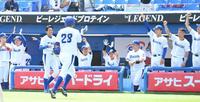 　６回、浅野空我の２点適時二塁打に沸く白鷗大ナイン（撮影・伊藤笙子）