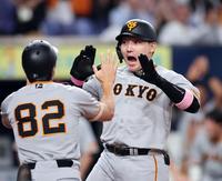 　１０回、代打の丸が先制満塁弾を放ち生還する（撮影・山口登）