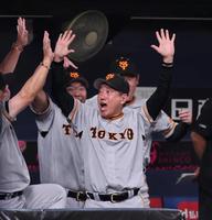 　１０回、丸が満塁弾を放ち原監督は両手を挙げ喜ぶ（撮影・山口登）