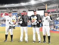 　ヤクルトに連勝しガッツポーズを決める（左から）佐藤都、２０ホールドをマークしたペルドモ、来日初勝利のカスティーヨ、中村奨（撮影・開出牧）