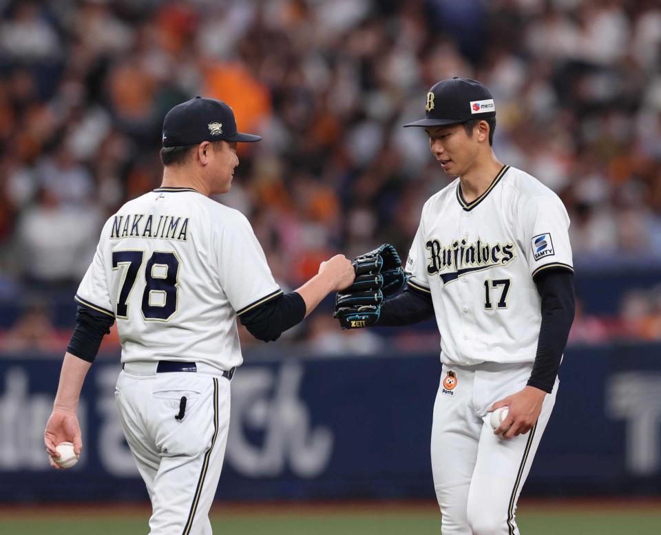 　５回巨人２死一・二塁、中嶋聡監督はマウンドに行き曽谷に交代を告げる