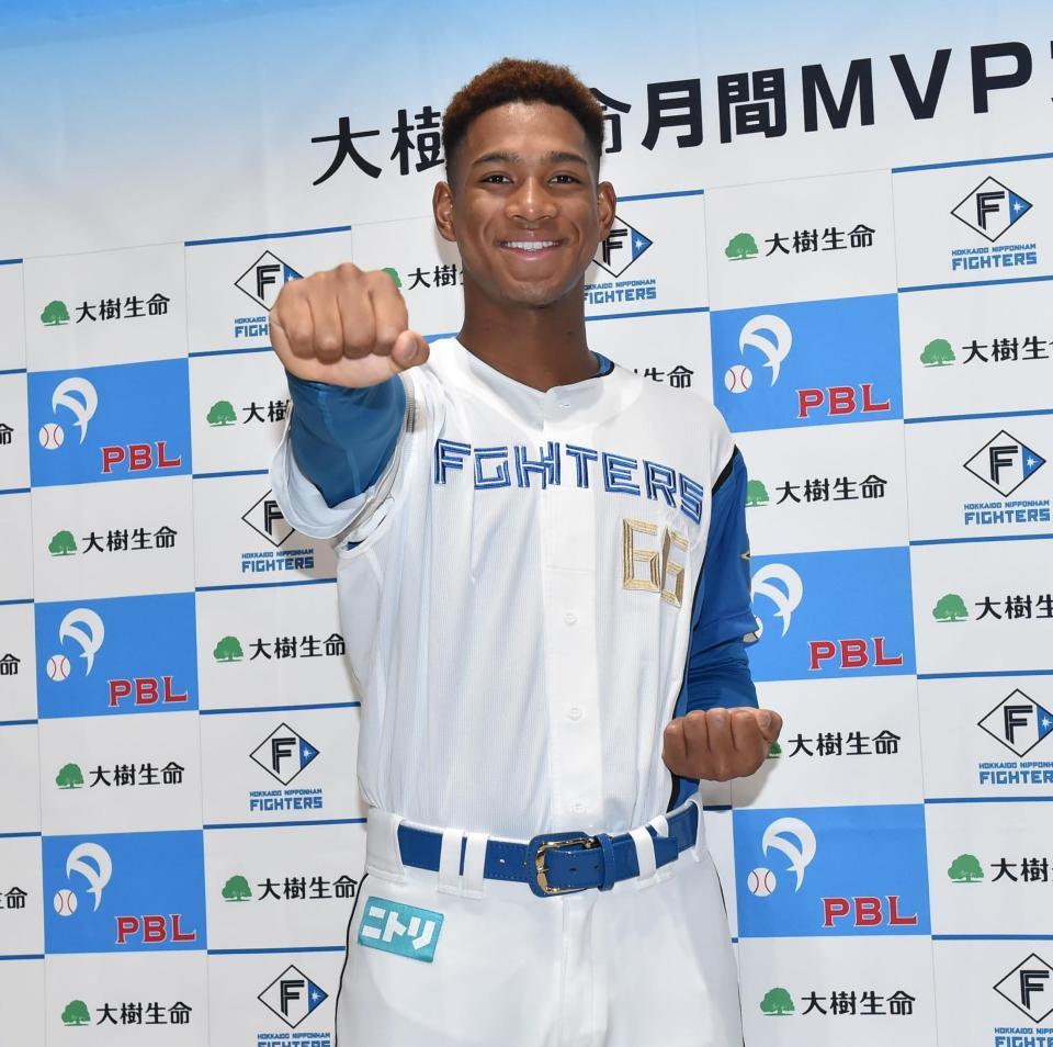 　５月度「大樹生命月間ＭＶＰ賞」を受賞し、笑顔でポーズを決める万波（撮影・中島達哉）