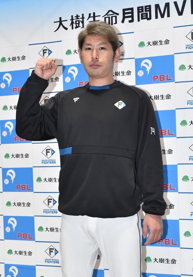 　５月度「大樹生命月間ＭＶＰ賞」を受賞した加藤貴＝撮影・中島達哉