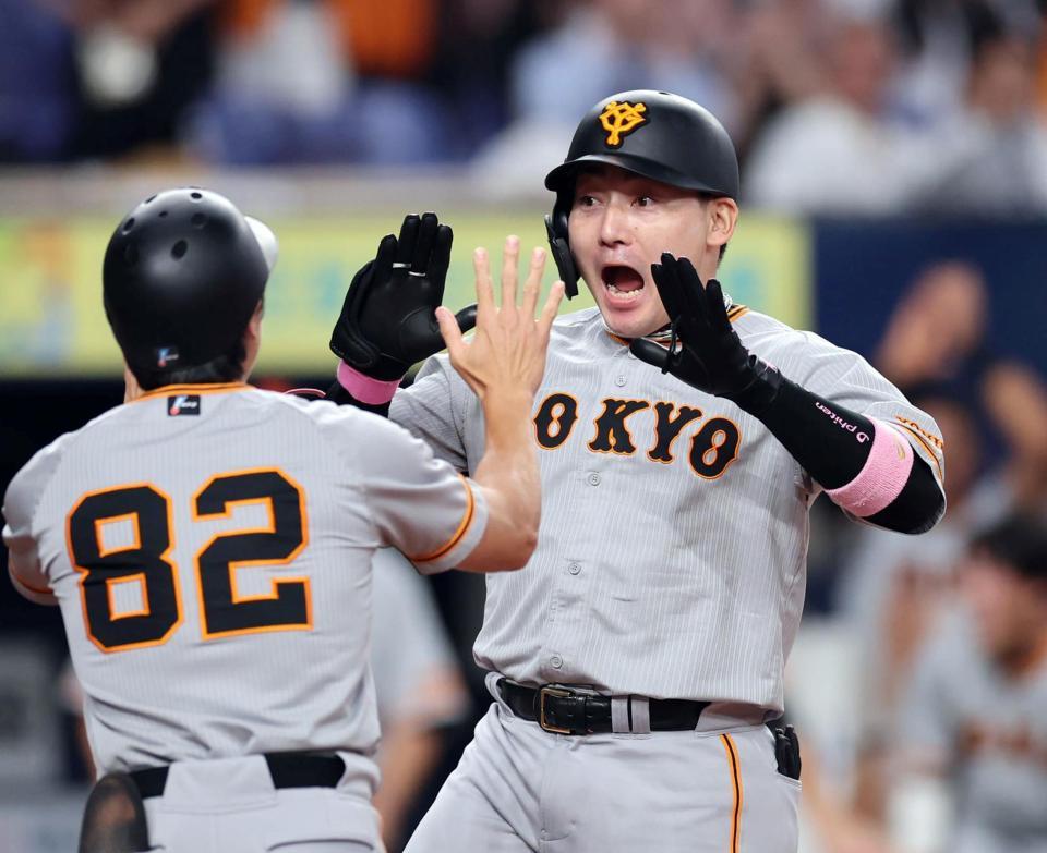 　１０回、代打の丸が先制満塁弾を放ち生還する（撮影・山口登）