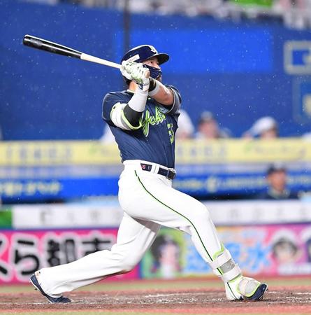 　９回、右越えに２ランを放つ村上（撮影・開出牧）